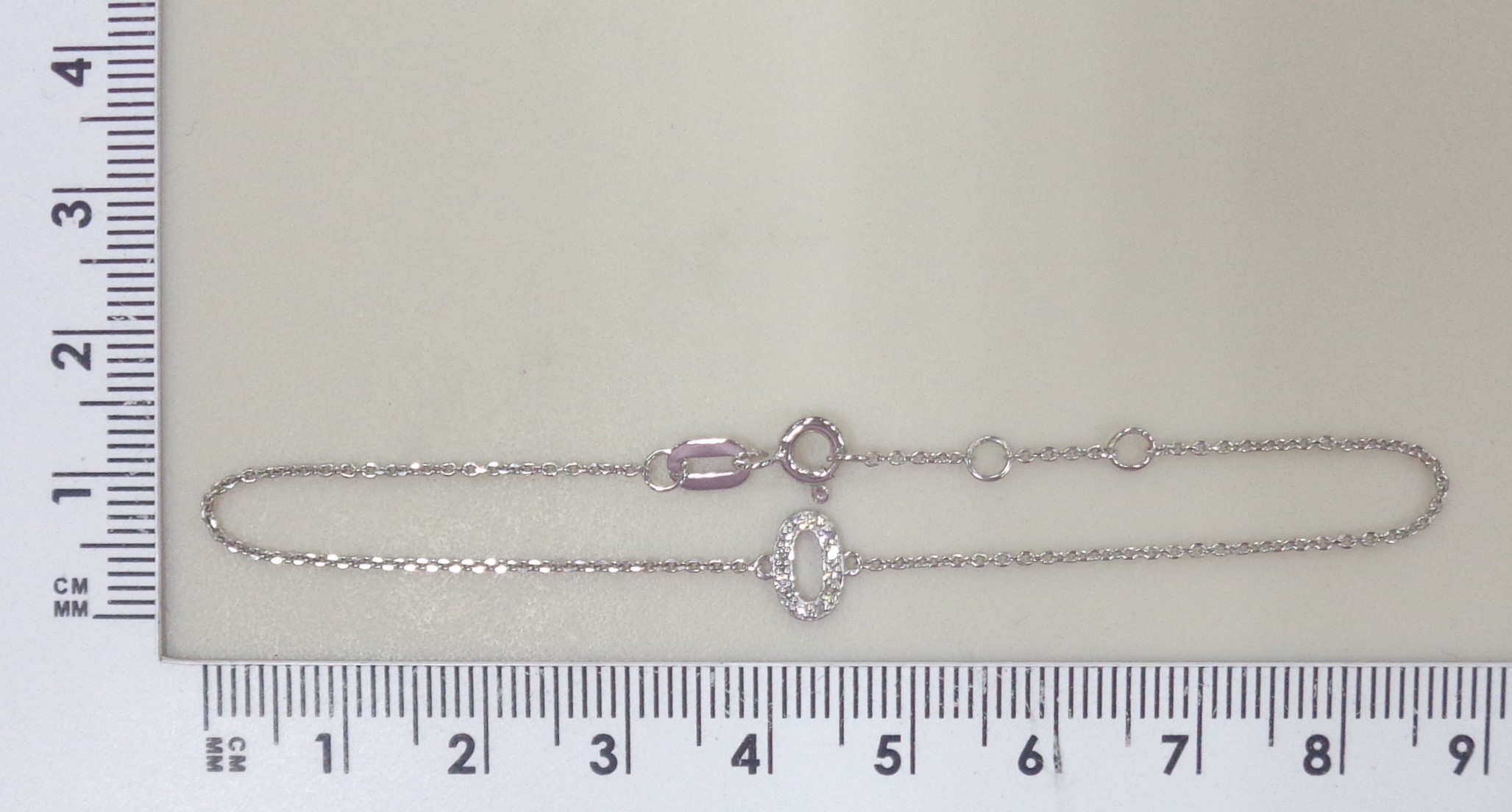 Браслет из белого золота с бриллиантами "О"